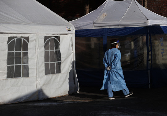 코로나19 신규 확진자 수가 200명대로 떨어진 8일 오전 서울 중구 국립중앙의료원에 마련된 해외출국선별진료소에서 의료진이 검체 채취 키트를 받기 위해 기다리고 있다. 연합뉴스